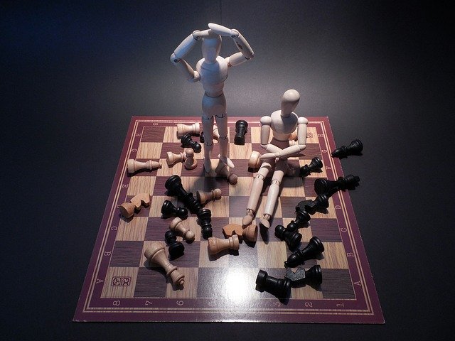 チェスボードと木の人形