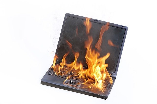 燃えているノートパソコン